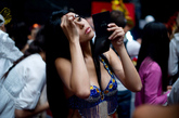 2012年8月17日，内蒙古，世界小姐总决赛将于18日举行，当日百余佳丽在后台紧张彩排，民族造型争奇斗艳。