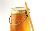蜂蜜核桃肉

蜂蜜1000毫升，核桃肉1000克，核桃肉捣烂，调人蜂蜜，和匀。每次服食1匙，每日2次，温开水送服。适宜于虚喘症。


