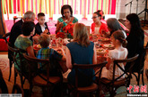 当地时间2012年8月20日，美国华盛顿，奥巴马夫妇在白宫举办儿童国宴。这是白宫历史上第一次设国宴款待儿童，共有来自美国各州的54名年龄在8到12岁的儿童和他们的父母受邀前往。这次宴会是为了宣传健康饮食。图为米歇尔和孩子及家长共进餐。


