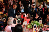当地时间2012年8月20日，美国华盛顿，奥巴马夫妇在白宫举办儿童国宴。这是白宫历史上第一次设国宴款待儿童，共有来自美国各州的54名年龄在8到12岁的儿童和他们的父母受邀前往。这次宴会是为了宣传健康饮食。图为奥巴马和受邀儿童交谈。

