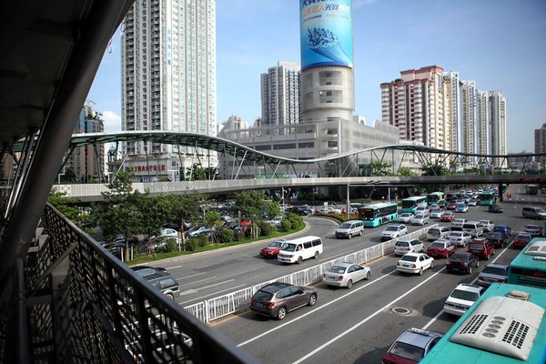 深圳再现豪华天桥 装13部电梯造价至今未公布