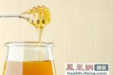 3.蜂蜜

蜂蜜中的掺假成分包括：糖浆、玉米糖浆、葡萄糖等。中国养蜂学会蜂产品专业委员会副主任董捷指出，从外观来看，好蜂蜜应该是润泽的胶状液体，有着蜂蜜特有的光泽，但又不像水那样透亮和澄清，并且一般来说，蜂蜜越稠越好。

