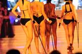 8月16日晚，辽宁省葫芦岛市CBD体育馆，第二届中国国际沙滩·泳装文化博览会开幕。外国模特和中国模特同台展示各种风格的比基尼。
