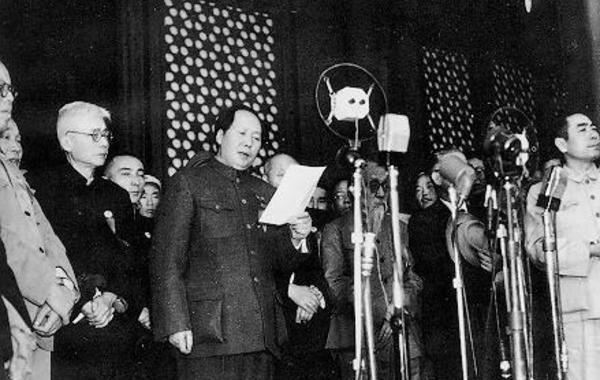 1949年10月1日：毛泽东主席向全世界庄严宣告中华人民共和国成立。朱德总司令宣读中国人民解放军总部命令：“中国人民解放军全体指战员、工作员，坚持执行中央人民政府和伟大的人民领袖毛主席…