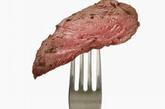 好处2、牛肉含维生素B6

蛋白质需求量越大，饮食中所应该增加的维生素B6就越多。牛肉含有足够的维生素B6，可帮你增强免疫力，促进蛋白质的新陈代谢和合成，从而有助于紧张训练后身体的恢复。

