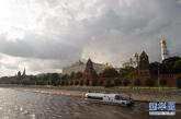 8月18日，游客在莫斯科河中行驶的一艘游船上欣赏沿途风景。在俄罗斯首都莫斯科，蜿蜒迂回的莫斯科河穿城而过。每逢莫斯科河的通航季节，乘船游览莫斯科便成为许多游客的首选。游客沿途不仅可以看到克里姆林宫、俄罗斯联邦政府大楼、高尔基文化公园、麻雀山、莫斯科大学主楼、救世主大教堂等莫斯科主要建筑及景点，而且还可以在船上品尝俄罗斯美食，尽享悠闲时光。新华社记者姜克红摄
