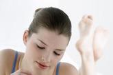 2、光泽不均：

指甲的光泽度不均匀可以表现在不同指甲，也可表现在同一指甲的不同部位。如每个指甲都是前端有光泽，根部毛躁无光，可能存在慢性气管炎和胆囊炎;如果只有部分指甲光泽不均，暗示体内存在某些慢性损害和炎症。

