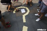 志愿者们的信件在地上摆成了一个问好，以表达对城市公厕男女厕位比例失调的疑问。