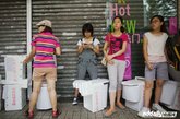 参与活动的女志愿者们在市城管委对开的路边摆起了“自带厕所”，抗议广州市公厕厕位男女比例失调。