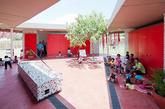 哥伦比亚圣玛尔塔Timayui幼儿园。Timayui幼儿园由六个像花一样的单体构成，它们散落在场地中，同时将室外空间融合到幼儿园的平面中。每座建筑的内部还设计了天窗，自然光线从墙面倾泻而下，为孩子们提供了明亮的室内环境。该幼儿园不仅提供给孩子健康、积极的环境；而且致力于改善周围贫穷的社区环境。