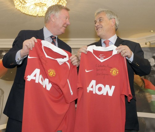 曼联赠智利获救矿工球衣 礼物虽轻却体现人文