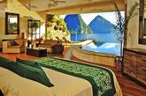 位于面积达600亩的Anse Chastanet海滩之上，玉山是圣卢西亚仅有的“漂浮”在加勒比海上的、能够同时看到Piti山和Gros Piton山的一家酒店。该酒店的建筑结构充分利用了其得天独厚的地理位置：每间套房的卧室、起居空间和专属的无边际泳池彼此之间互相层叠，形成一个平台，套房内部没有可能遮挡山景和海景的墙壁。（实习编辑李丹）