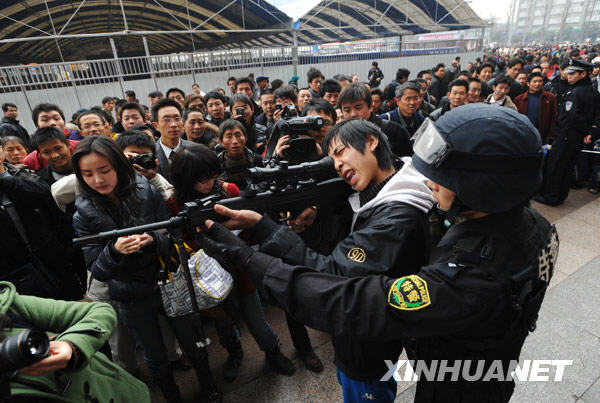 成都民众在火车站体验特警狙击枪[图集]