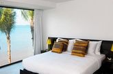 如果你打算去泰国，不妨而已考虑一下这间独特的五星级酒店：Ocean’s 11。酒店坐落在普吉岛东海岸，华丽的别墅、无可挑剔的服务和套房、可以看到Andaman Sea的壮丽景色，一切都完美的仿佛电影里的场景。充满异国情调的壮观日落和白色的沙滩，棕榈树和碧蓝的海水，在Ocean’s 11，你可以享受这样一个奢华的假期。（实习编辑李丹）
