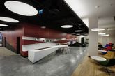 位于土耳其伊斯坦布尔 Ebay Int. 的办公空间设计项目是由 OSO Architecture 负责的。设计师巧妙地打造了很多的界面，接待处的顶面和地面的感觉，仿佛在向人诉说一种时光的流逝，整个的室内办公空间简约时尚，红色的背景墙非常吸引人的眼球。（实习编辑李丹）