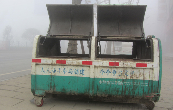 11月16日,贵州毕节市七星关区流仓桥办事处环东路一垃圾箱内,发现5名男孩死亡。警方尸检结果显示,5人系一氧化碳中毒死亡。官方消息称,5名死者身份初步查明,系毕节当地人。图为事发垃圾箱… 11月16日,贵州毕节市七星关区流仓桥办事处环东路一垃圾箱内,发现5名男孩死亡。警方尸检结果显示,5人系一氧化碳中毒死亡。官方消息称,5名死者身份初步查明,系毕节当地人。图为事发垃圾箱…