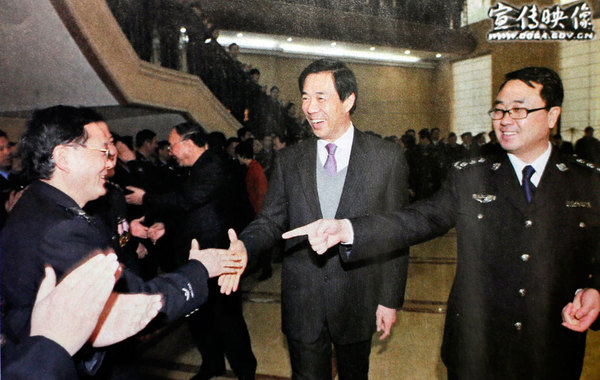 2009年12月31日，王立军陪同时任重庆市委书记薄熙来考察重庆市公安局。图片来源：南都周刊…