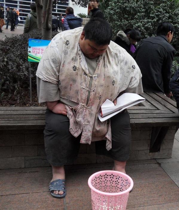 肥胖男乞讨为减肥 城管"护航"