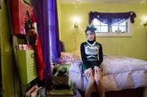 摄影师Rania Matar注意到自己十几岁的女儿正在发生着令人着迷的转变。她决定纪录下女儿和她的朋友们。之所以选择卧室进行拍摄，是因为卧室是女孩们的精神空间，是女孩们被实体化的内心世界。（实习编辑李丹）