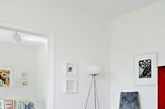 公寓采用典型的斯堪的纳维亚风格设计，由三个房间加厨房构成，每个房间内部有各具特点。客厅当中展示出一些有趣的传统家具，它们与现代细节项目相互融合。五颜六色的枕头和令人愉快的插花让整间公寓的气氛更加欢快。（实习编辑李丹）