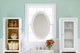 浴室专用的柜体能克服卫浴空间普遍存在潮湿的问题，这种细长型的木质柜体十分常见，通常会搭配透明门板让收纳物品及属性一目了然。

