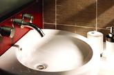 洗面盆是人们日常生活中不可缺少的卫生洁具。洗面盆的材质，使用最多的是陶瓷、搪瓷生铁、搪瓷钢板，还有水磨石等。面盆造型多样，随着浴室简约风格的流行，简约设计面盆也受到消费者欢迎。（实习编辑 谢微霄）