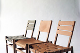 瑞典设计师David Ericsson在斯德哥尔摩 Carl Malmsten设计学院的毕业作品。书桌用桦木制作，桌布和一侧的可收放置物带为植鞣革材质。外形原本平淡无奇，但皮革的运用和置物带的简单机械构造，使其显得十分独特。椅子用榉木制成，靠背和坐垫为编织或全皮植鞣革。
“设计不在于‘少既是多’，而是合情合理，能让人一目了然。”（实习编辑 谢微霄）