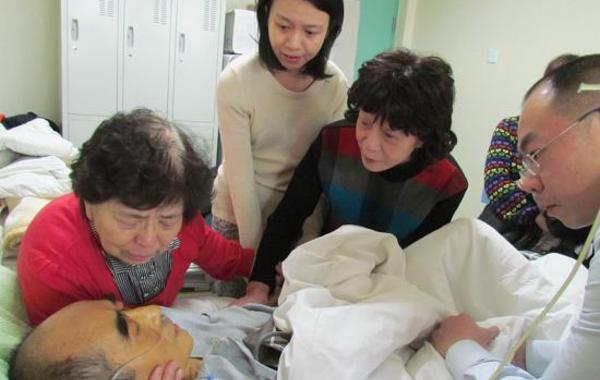 庄则栋弥留时前妻陪伴床边 夫人搂其头