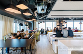 年前为大家来带来了谷歌公司位于以色列特拉维夫的办公室，今天我们又为大家带来了其位于爱尔兰都柏林的欧洲、中东和非洲总部。这个办公室位于都柏林最高的商业建筑“蒙特维特罗”——现在要改名“谷歌港”了，由Camenzind Evolution工作室设计。办公室延续谷歌一贯的多文化融合风格，为员工提供各种舒适的办公场所，还有泳池、健身房、游戏室、餐厅等功能区，让你乐于在其中工作。（凤凰家居编译）