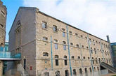 牛津堡监狱于1996年停止使用，继而被改造成为如今奢华的马尔梅森酒店。在改造过程中，不仅保留了监狱的本来风格，还增加了购物中心。

原先的牢房被改建成了客房。尽管“牢房”一词总是能让人联想到刑罚与煎熬，但是它们现在都已经是舒适的套房了。除此之外，马尔梅森酒店还备受新人追捧，被视作独特个性的结婚场所。