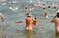 澳大利亚悉尼海滩举办裸游 赤身裸体享受阳光海水 