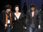 奥布蕾坐男粉丝大腿情色挑逗 吊带<em>丝袜</em>露<em>肥臀</em>