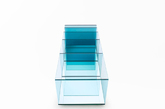 深邃或是剔透，大海的蓝色随着深浅和光线而变幻莫测。日本 nendo 设计工作室与意大利传统玻璃制造商 Glass Italia 合作，推出了名为“深海”（Deep Sea）的家具系列。该组合包括一个矮桌和一个书架。通过玻璃颜色的深浅渐变，营造出海洋的“深度”，将传统的玻璃工艺以现代的方式呈现。由浅到深的蓝，呼应着玻璃板间由大到小的间隔，仿佛让人听到了大海的节奏，将各种感官美妙地融合在一起。（实习编辑 谢微霄）