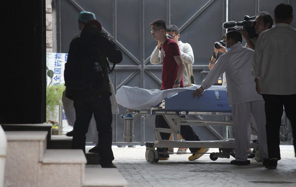 4��16�գ��Ϻ���2010��˶ʿ�о�������ͬѧ��������Ч����4��16��15��23�ڸ�����ɽҽԺȥ����ͼΪ�����ʬ�屻����̫ƽ�䡣&hellip;