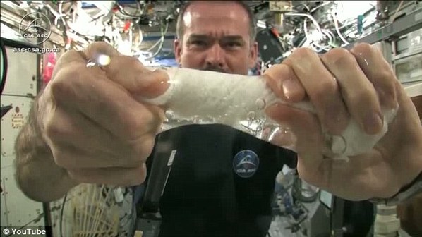宇航员太空拧湿毛巾 水滴成胶状令人惊叹