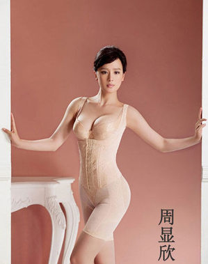 "小巩俐"周显欣穿内衣展现s型女人丰满体态
