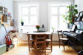 “木板、白色、藤椅、麻布袋、植物”来瞧瞧瑞典这间78平米的公寓是如何用关键字打造简单朴实的乡村风。大量木板营造温暖的居家气息，以白色为主要色调更有放大了空间的效果。拥有采光极佳大片窗户的三个方正房间，用不中断的穿透视线让你忘记隔间的存在，当门轻轻关上，又能创造自己的私密空间。（实习编辑李丹）
