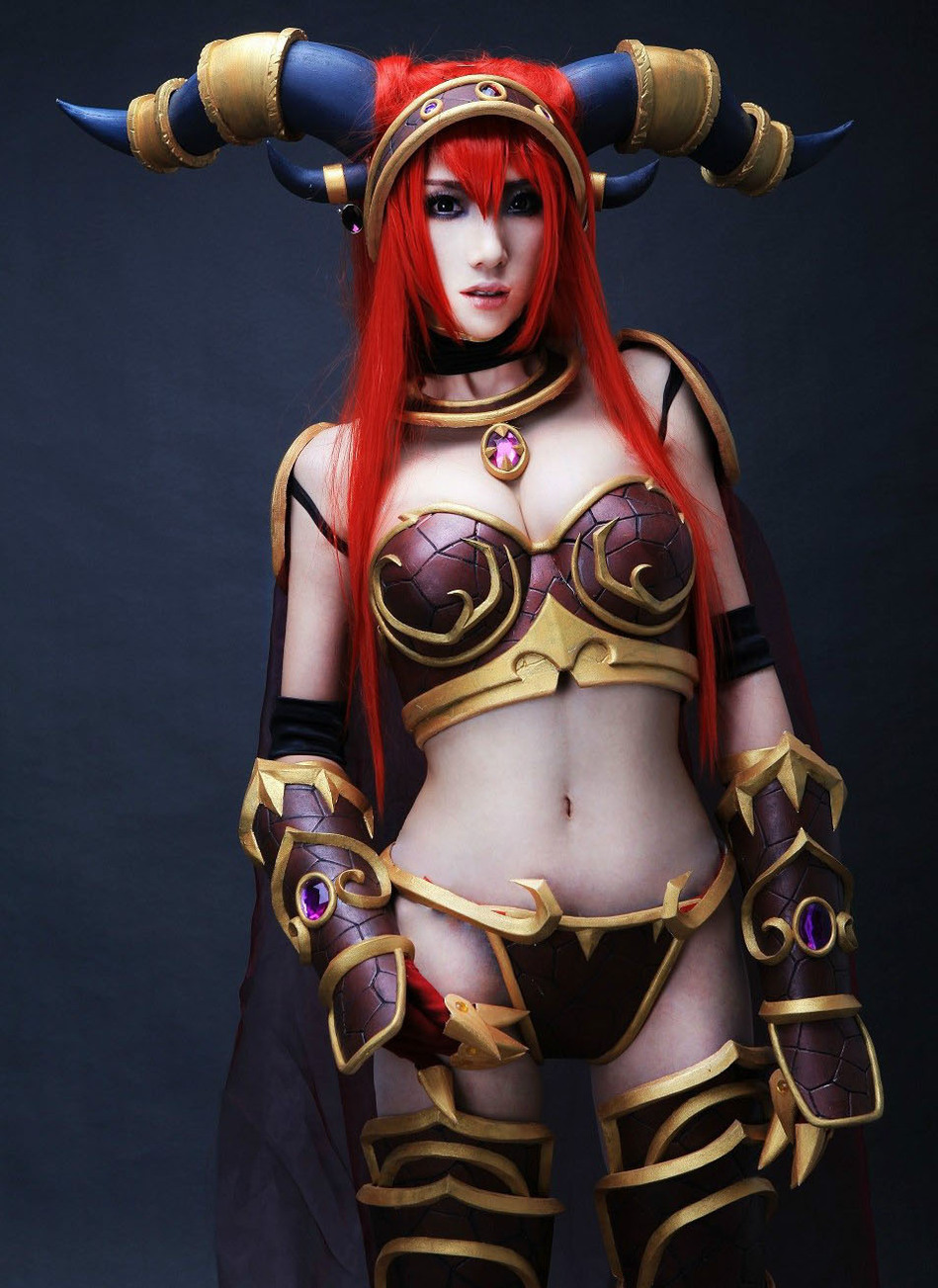 国服玩家作品:性感唯美的<em>红龙女王</em>Cosplay_游