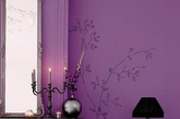  紫色是一种很浪漫的颜色，它能带来沉静、浪漫之感，可以充分运用到客厅、卧室里面。从风水学上来说，紫气东来，紫色能能人带来希望。但是切记不可大面积使用，因为如果卧室大面积刷成紫色会使空间整体色调变深，就会让整个空间光线变暗，难免让人感到压抑，影响人们的心情。（实习编辑卢雪花）