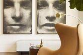 1958年，丹麦设计大师安恩·雅各布森（Arne Jocabsen）完成了他一生中最重要的作品——蛋椅（Egg chair），这件作品原是为哥本哈根皇家酒店的大堂设计的。蛋椅（Egg Chair）采用玻璃钢内坯，外层是羊毛绒布或者意大利真皮，座垫和靠背大小符合人体结构，内有定型海绵增加弹性，耐坐不变形还可以360度旋转(带倾仰功能)。蛋形椅有机的外形、一流的舒适感、以及椅子独特外形而带给人私密空间而迅速风靡整个世界，被认为是最有代表性的北欧设计。（凤凰家居编译 实习编辑李丹）