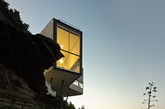 建筑师Durbach Block Jagger受到毕加索的一幅油画启发，设计出一座位于悉尼附近悬崖顶端的别墅。四根柱子支撑起厨房和起居室，仿佛飞翔在海洋上空，其舒展造型的曲线来自于毕加索创作的油画"浴女"。两层的霍曼住宅位于多佛高地一座70米高悬崖的顶部。首层石墙紧贴着悬崖的石面，勾勒出卧室的外轮廓。建筑内部包含着一系列复杂的生活空间，起居室和餐厅高悬在海面之上，视野开阔，海岸壮丽的景色尽收眼底。（实习编辑李丹）