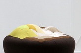 Soft Wild Sofa 是法国设计师 Benjamin Graindorge 的一款非常优雅的家具设计作品。沙发不平的表面很有连绵起伏的山峰的感觉，棕色的土壤、青翠的林木还有白雪皑皑的山顶壮美极了。据设计师介绍它不能向用户保证沙发的每个角度都很舒服但是通过调整姿势和角度总能够提供给你最佳的状态。（实习编辑 谢微霄）