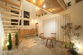 日本的滋贺县定位为一个生态村，ALTS设计工作室所带来的是Kofunaki House，我们可以看见木材作为最普通的材料，楼梯、地板、橱柜或门等都是用了木材。而整个房子就让人感觉是一个室内的公园，这样的设计组合让家回归到了一种自然生态的感觉，恢复了环境的本质。这间日式“生态屋”是不是让你心驰神往了呢？（何丽晴）