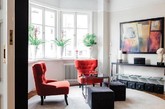 好不容易有了自己的窝，来尝试亲手布置的乐趣吧。别让许多的风格吓跑你对居家布置的兴趣，试试这个方法：挑出一两个喜欢的关键色，大量运用在墙面或家具，就能简单创造出属于你的居家气氛。瑞典房屋中介 Sotheby 展示的这间公寓就是很好的例子，红与黑两色在家具、墙面的应用，为空间带来一股成熟稳重的气氛。其中大红色的厨具是不是很吸引你的视线！厨具之外，彩色家电的概念也风行一阵子了，除了黑白金属色之外，缤纷的顏色让厨具家电也能变成展现居家品味的布置。
