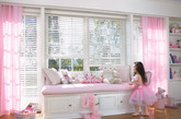 粉色是女孩卧室的永恒主题，对于很多人来说，它是柔情和年轻的象征，女孩们的梦想里都有这样一个童话般的粉色卧室。如果你正在为自家的女儿挑选房间的设计，那么今天的这15款粉色卧室是一个不错的参考。白色与粉色家具看起来非常漂亮，但如果你需要孩子的卧室更明亮些，那么可以考虑粉色和绿色的组合，不多说，看看这15款不同女孩的卧室设计吧！（实习编辑何丽晴）