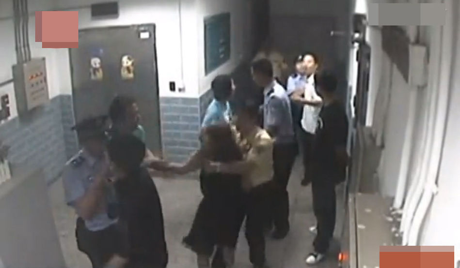 <em>上海地铁男女</em>逃票大闹警务室-突袭网