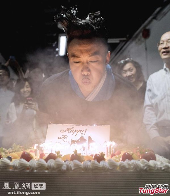 陈奕迅红馆庆39岁生日 蜡烛吹不灭笑翻天[高清