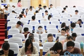 7月2日，湖南南华大学的学生们在冷气开放的学术报告厅自习。