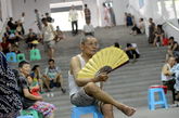 2013年6月18日，市民在重庆渝北区大龙山人防工程纳凉点避暑纳凉 。