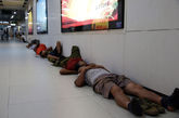 7月31日，武汉高温避暑的人们，有的在地下通道，有的在书店的角落，有的农民工师傅干脆在地铁打起地铺。当然也还有坚持在工地里工作的工人们。武汉高温下的百态。 